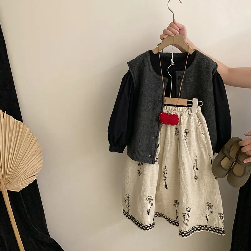 

Корейская осенняя новая рубашка с цветочной вышивкой для девочек, вязаный жилет, 2025 г., полуюбка с цветочным принтом в западном стиле, комплект из 2 предметов