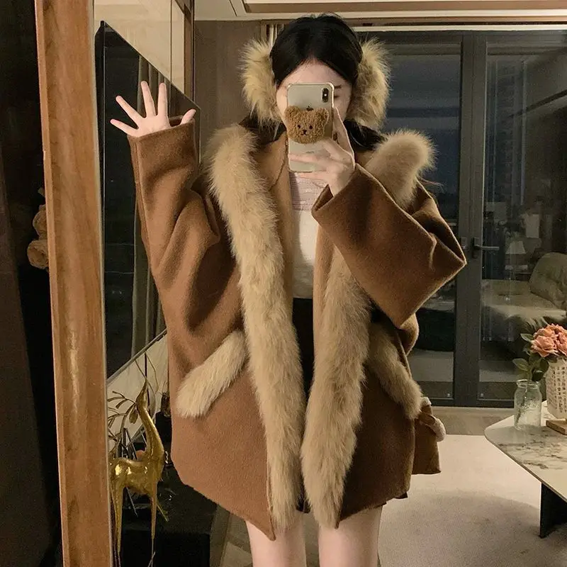 Dwustronny płaszcz wełniany z kapturem dla kobiet na zimę 2025, nowy, luźny i uroczy płaszcz z bawełny z uszami owiec, idealny do dojazdów do pracy.