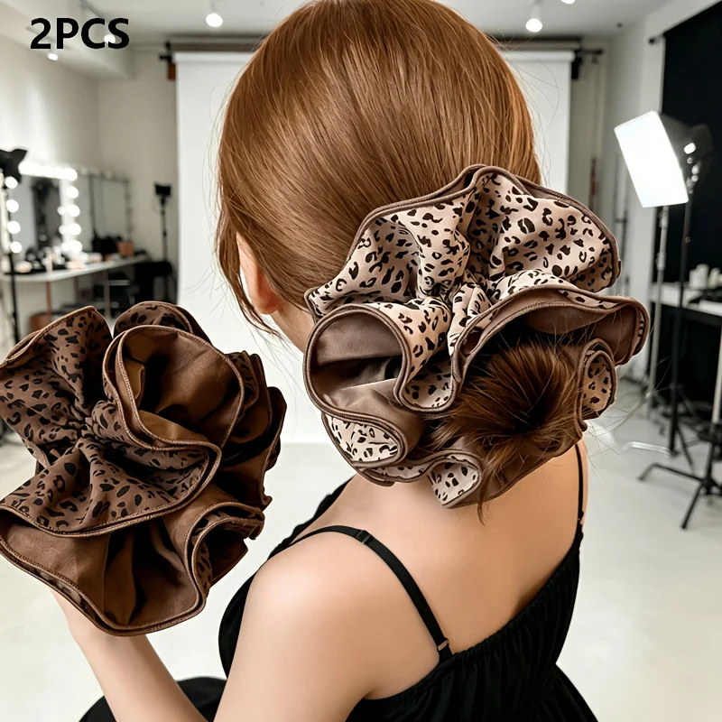 Vintage Leopard Print Satin Scrunchie, French Elegant Style, Suitable for Women Aged 20 to 45 Who Pursue a Sense of Sophistication Features Ab Double-Sided Design, One Side Is Leopard Print and the Other Is Solid Color. Four-Layer Thickened Design That Doesn'T Pull on the Hair, with a Smooth Satin Texture That Showcases Quality. Easily Create a Bun and a High Ponytail, Perfect for Everyday Commuting and Dating.