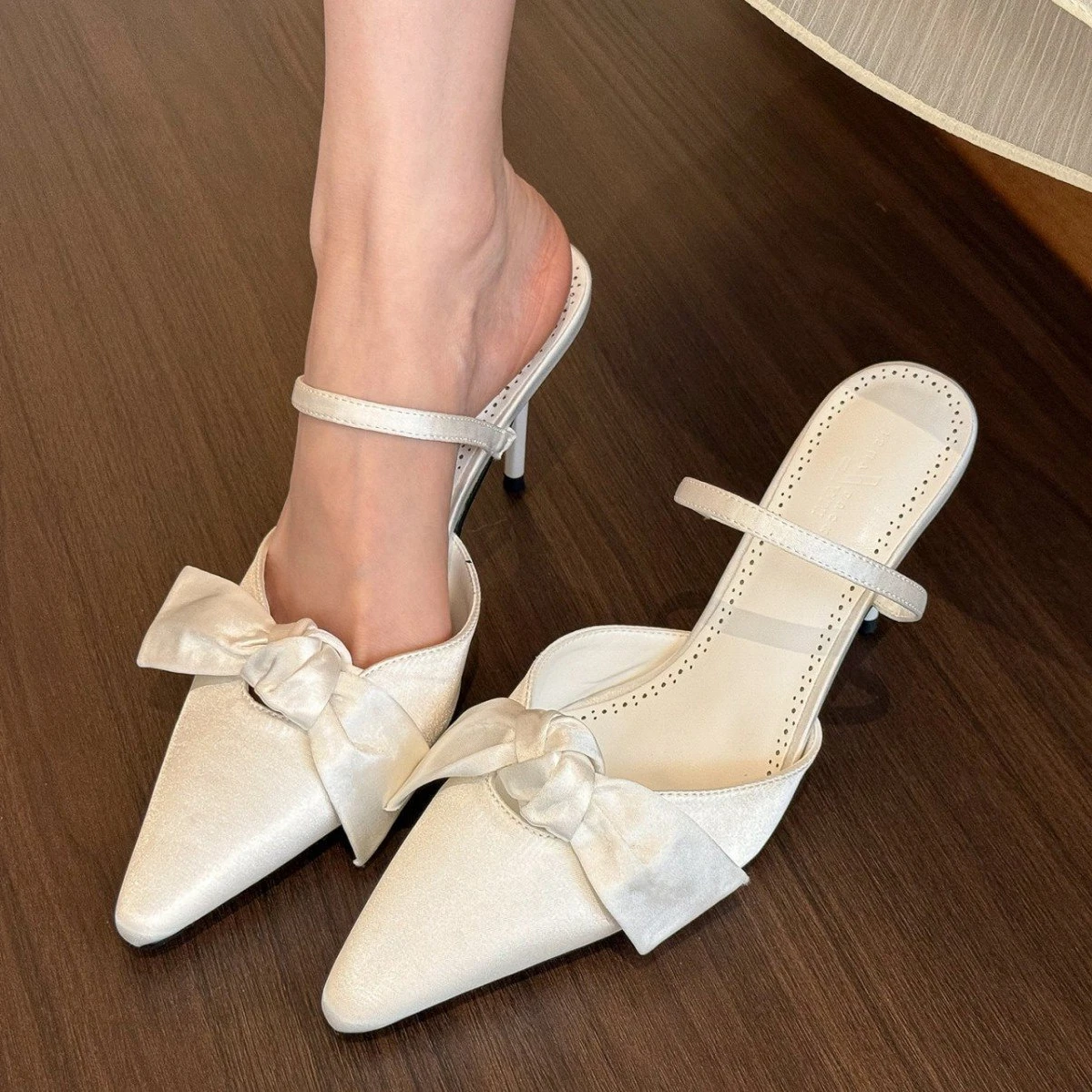 

2025 New Women's High Heels Satin White Pointed Bow Designed Muler Thin Heeled Pumps Comfortable Elegant Front Strap Sandals