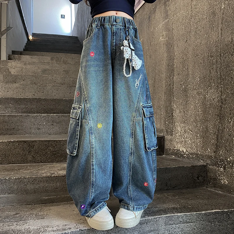 

Stylish Kids Children Curved Jeans with Carabiner Clips for Girls High Fashion Flower Embroidery Denim Cargo Pants With Pocket