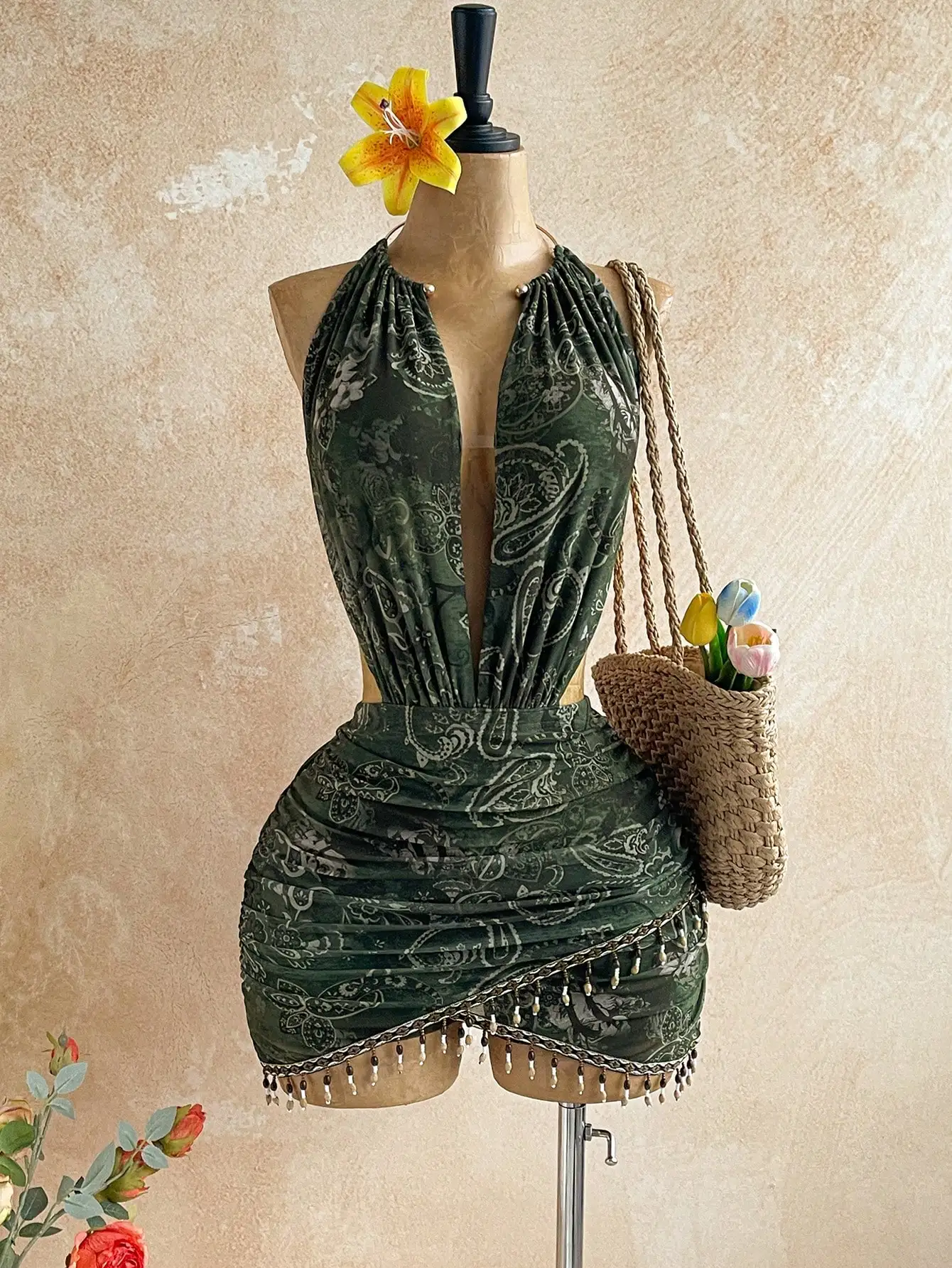 

Женское винтажное платье-мини с глубоким вырезом, сетчатыми вставками и бисерной отделкой