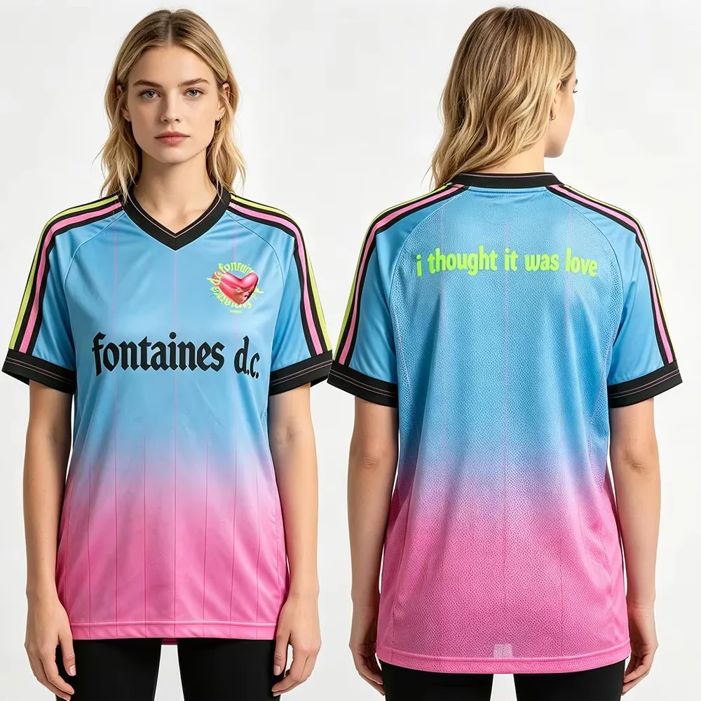 Fontaines D.C. Band-T-Shirt im Fußball-Stil, kurzärmeliges T-Shirt mit blau-rosa Farbverlauf, „I Thought It Was Love“-Grafik, Unisex, lässig – Detail 3