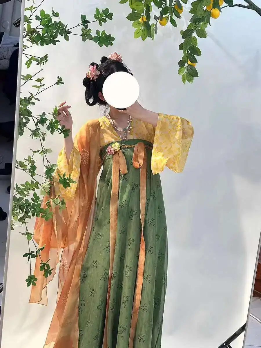 Women in Hanfu[Peach blossom smile]Tang style restored version of Gan Shui Jian, paired with a breasted top and a ripped skirt