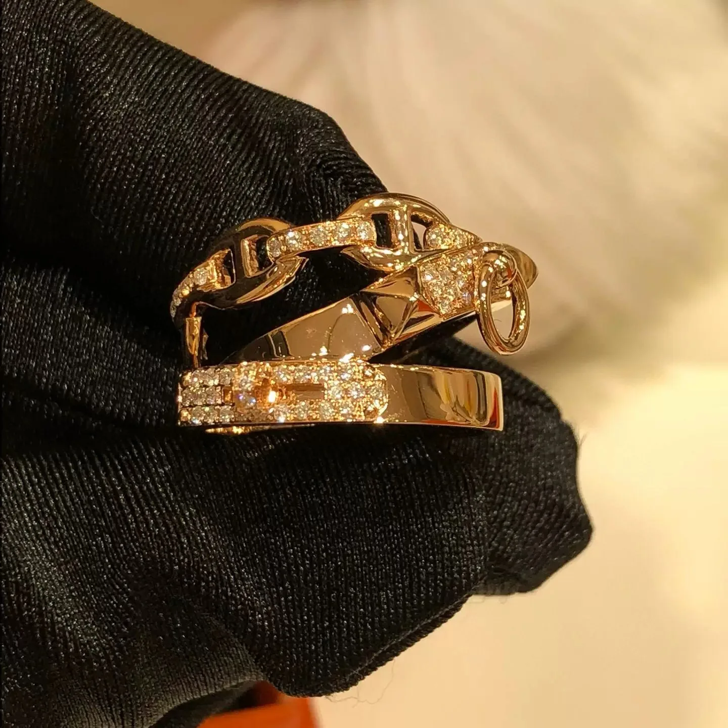 

Perfect!! 2025 Newest Pig Nose Fashion Ring – 18K Gold with Dazzling Diamonds, High-Quality Design for Rich Women Wear