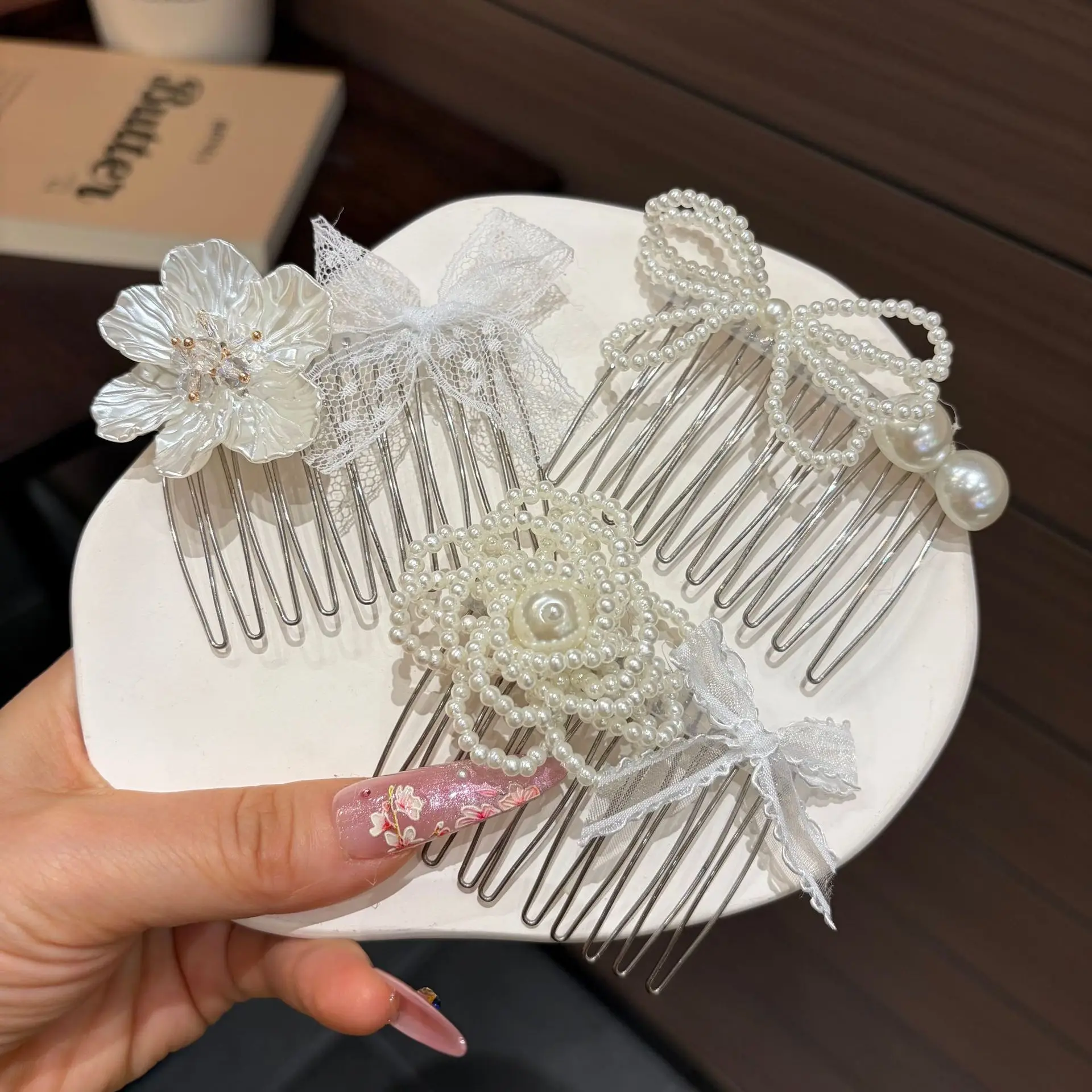 Peigne à fleurs perlé inversé tendance pour femmes, peigne à cheveux haut de gamme et polyvalent, nouvel accessoire de coiffure exquis pour chignon