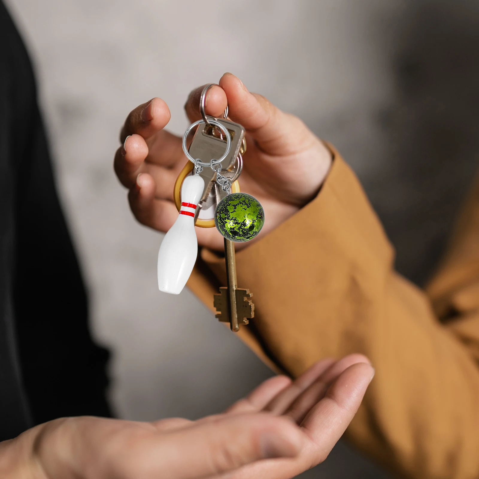 

8 pcs 7X3Cm Bowling Ball Keychain Plastic Pendant For Bag Backpack Key Holder Decoration Gift Red Green Blue Purple