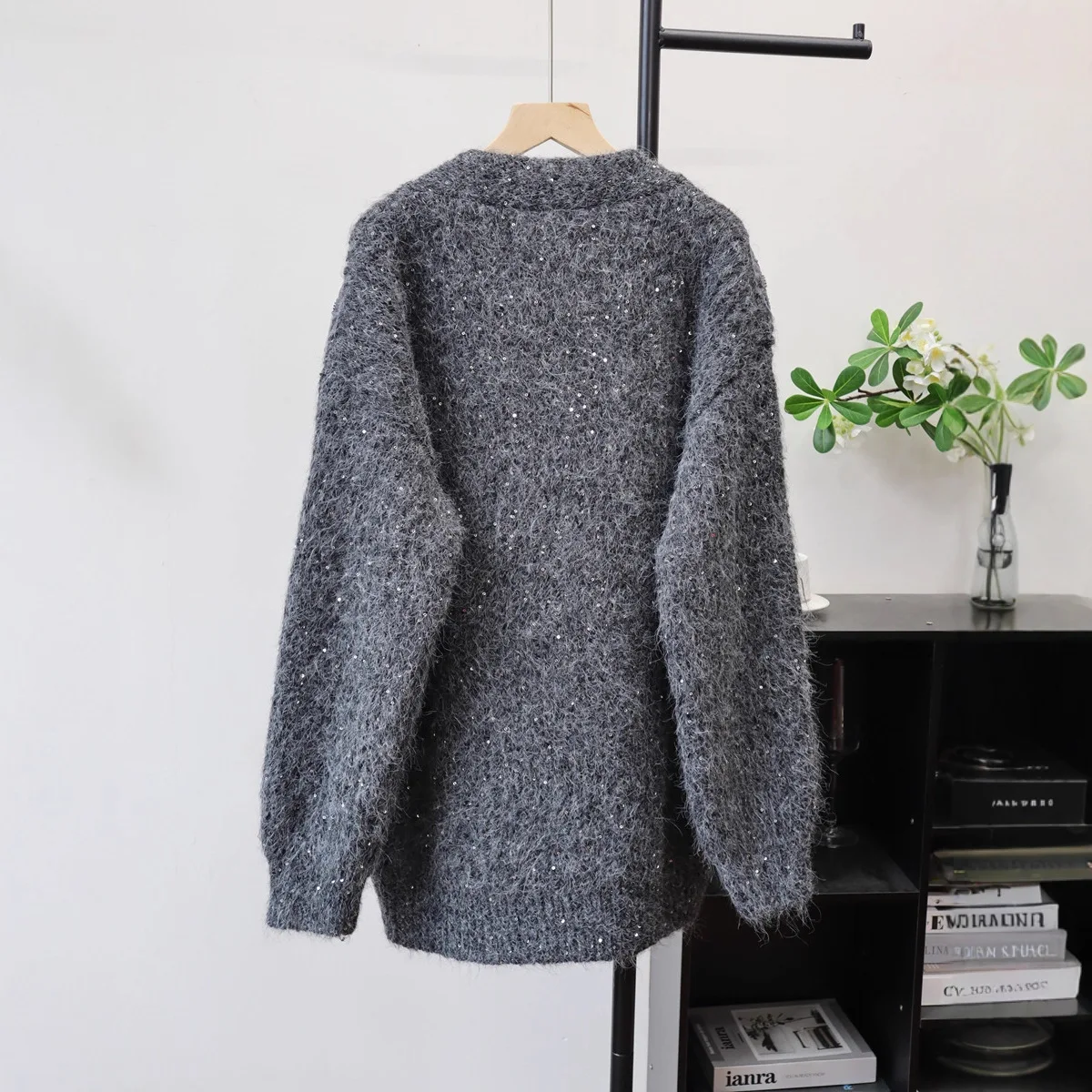 เสื้อไหมพรมถักสำหรับผู้หญิง เสื้อสเวตเตอร์ประดับเลื่อมและลูกปัด คอวี แขนยาว ทรงหลวม ใส่สบาย เหมาะสำหรับใส่ทำงานหรือลำลอง ฤดูใบไม้ร่วง ฤดูหนาว ปี 2025