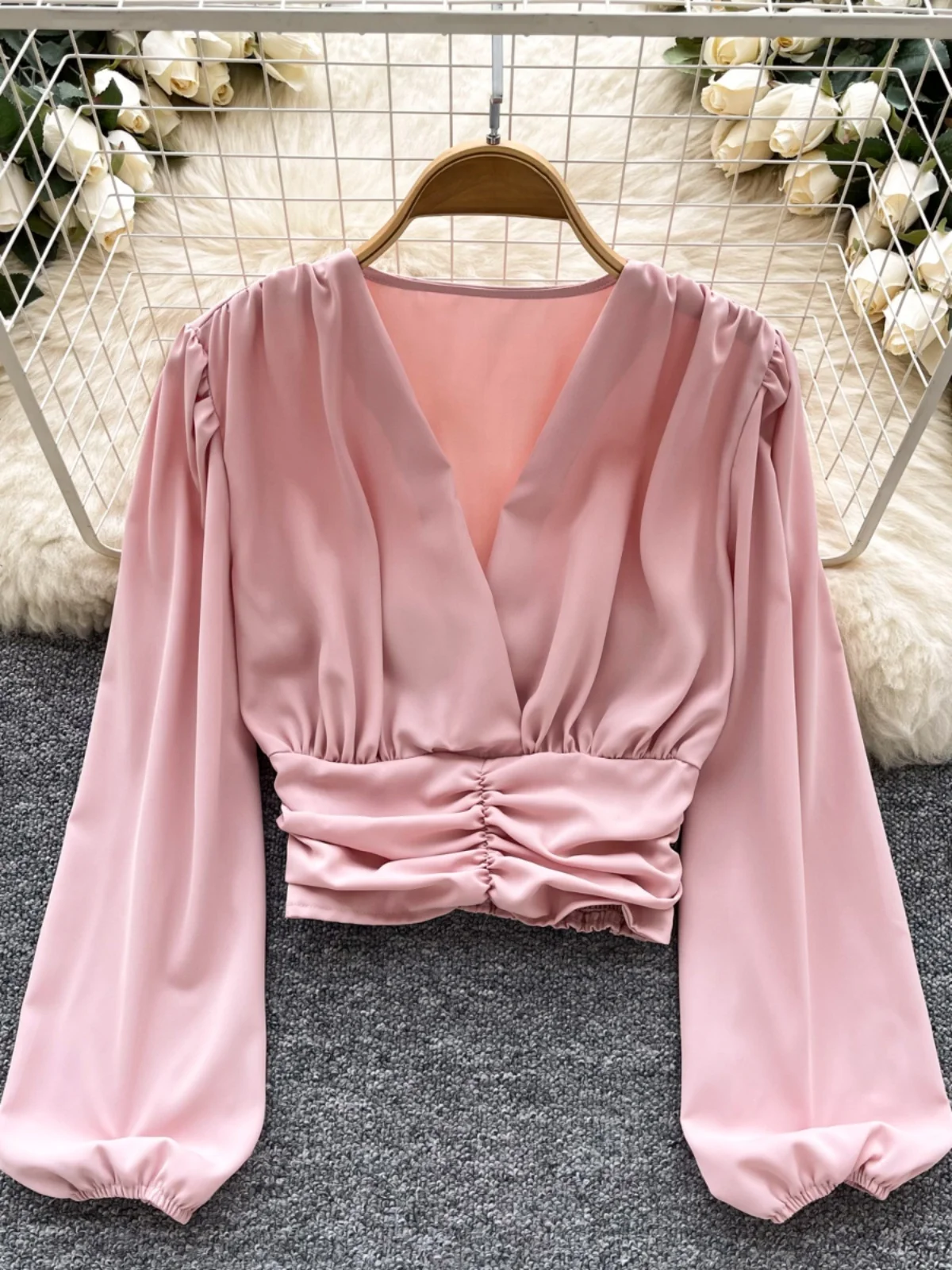 Schlankmachendes V-Ne Lantern Sve irt Damen Spring Faion ort irt Design Sense Plissee Taille ow Belly Spicy Girl Top