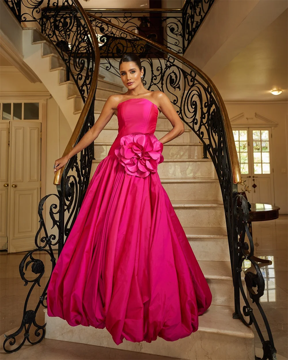 ชุดราตรีสีชมพูแบบไม่มีสาย ประดับดอกไม้ 3 มิติ ทรงเมอร์เมด ยาวกรอมพื้น แบบจีบ ไม่มีแขน