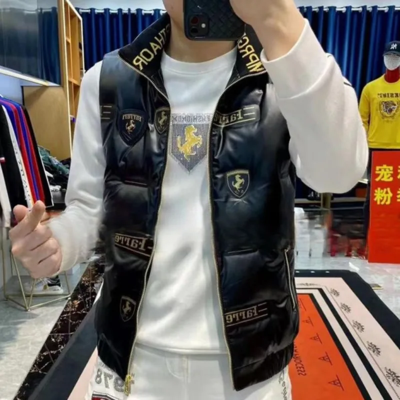 Winter Fashion Letter Metal Medal Sleeveless Jacket Mens Stand Collar Shinny Rhinestones Down Vest Solid Color Coat Men Vest