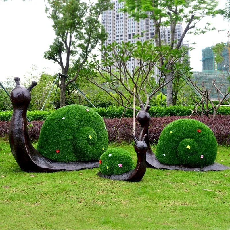 2026 Large Artificial Grass Giraffe Statue Topiary Grass Snail Sculpture for Resort Farm Decoration