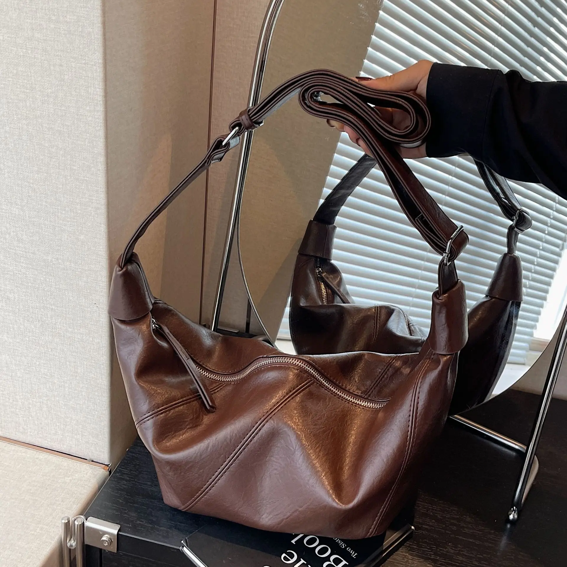 

Корейский стиль Ins, модная большая вместимость, осень 2024, новая модная простая сумка на плечо, универсальная дизайнерская сумка-тоут под мышками, роскошная сумка для