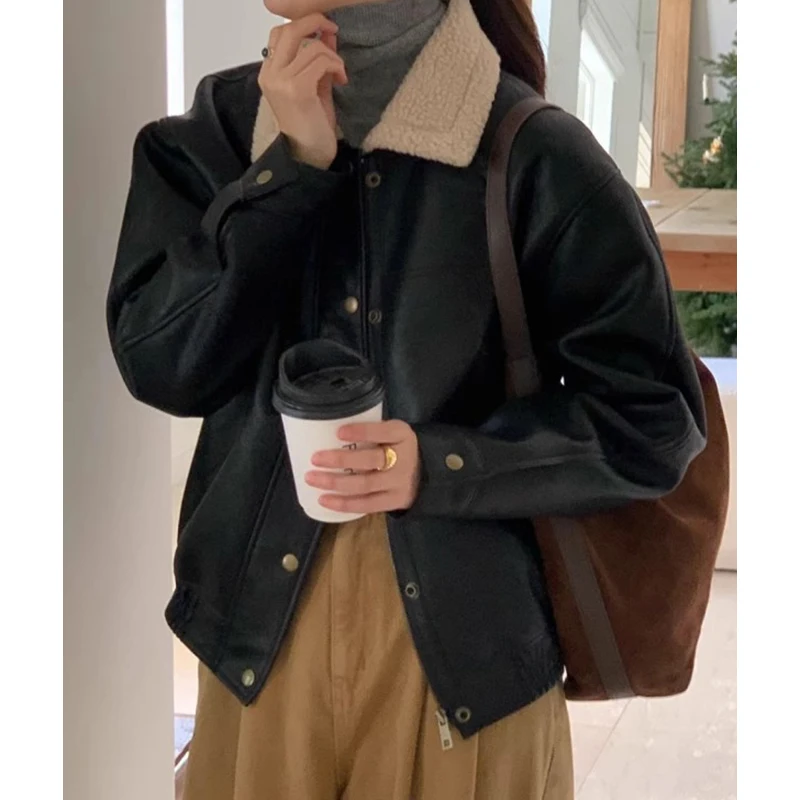 เสื้อโค้ทหนัง PU สไตล์เรโทรชิคสำหรับผู้หญิง แขนยาว ปกเสื้อแบบลาペル ทรงหลวม สไตล์นักขี่มอเตอร์ไซค์ อุ่นสบาย เหมาะสำหรับใส่เป็นเสื้อนอกในฤดูใบไม้ร่วงและฤดูหนาว