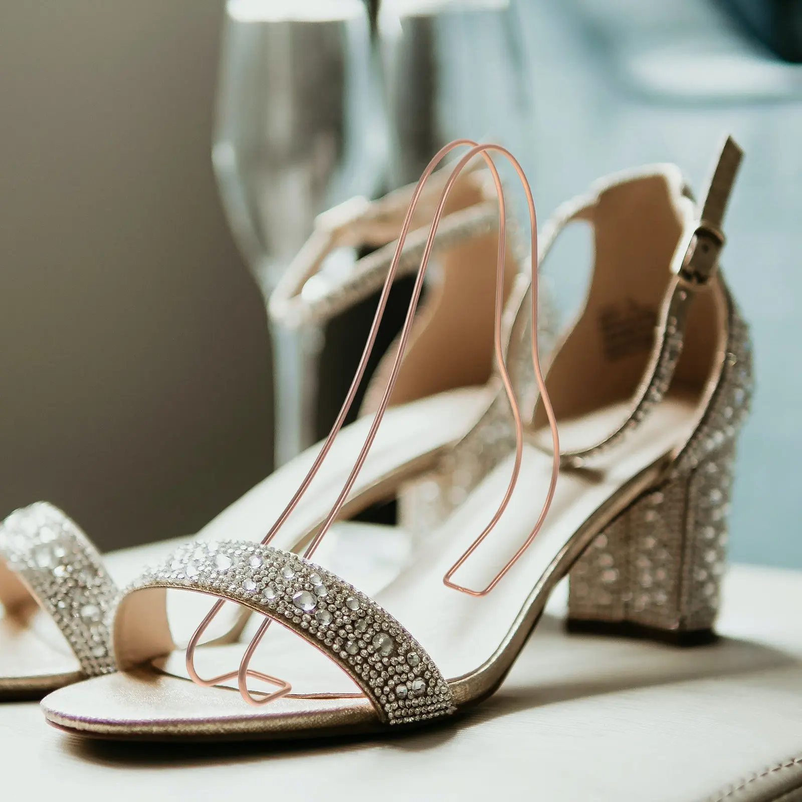 

2 шт. металлические подставки для обуви, держатели для туфель на высоком каблуке, эластичные стойки для хранения обуви из нержавеющей стали, для дома и магазина, цвет розовое золото