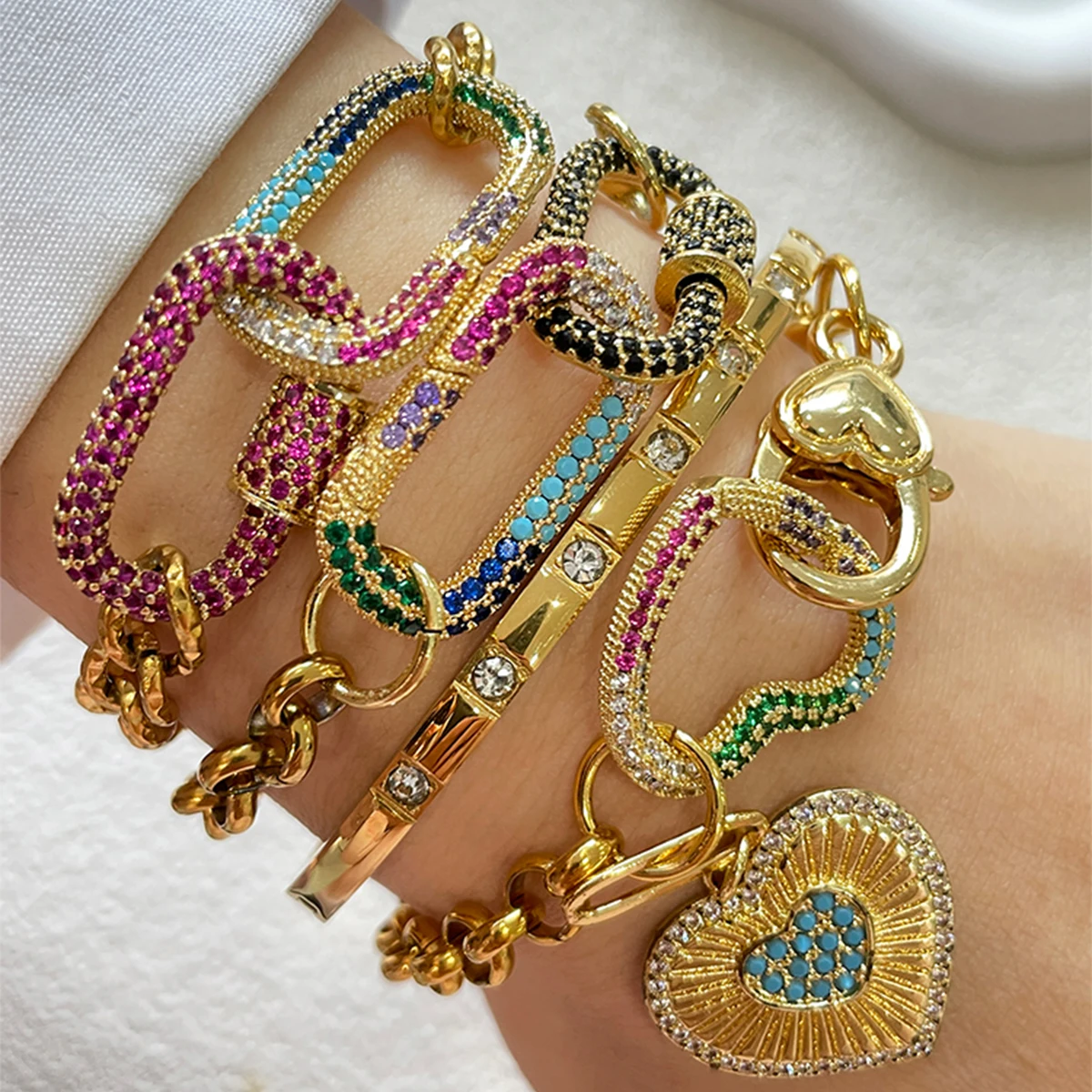 

1 шт. золотой браслет с разноцветными бриллиантами и овальной застежкой, в сочетании с золотым браслетом с подвеской в форме сердца, уникальный и изысканный стиль.