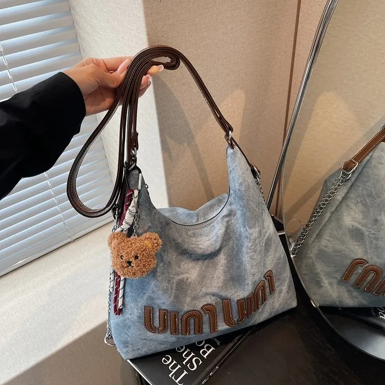 

2025 Autumn 384 New Pendant-free Large-capacity Casual Commuting Shoulder Fashion Versatile Messenger Denim Bag