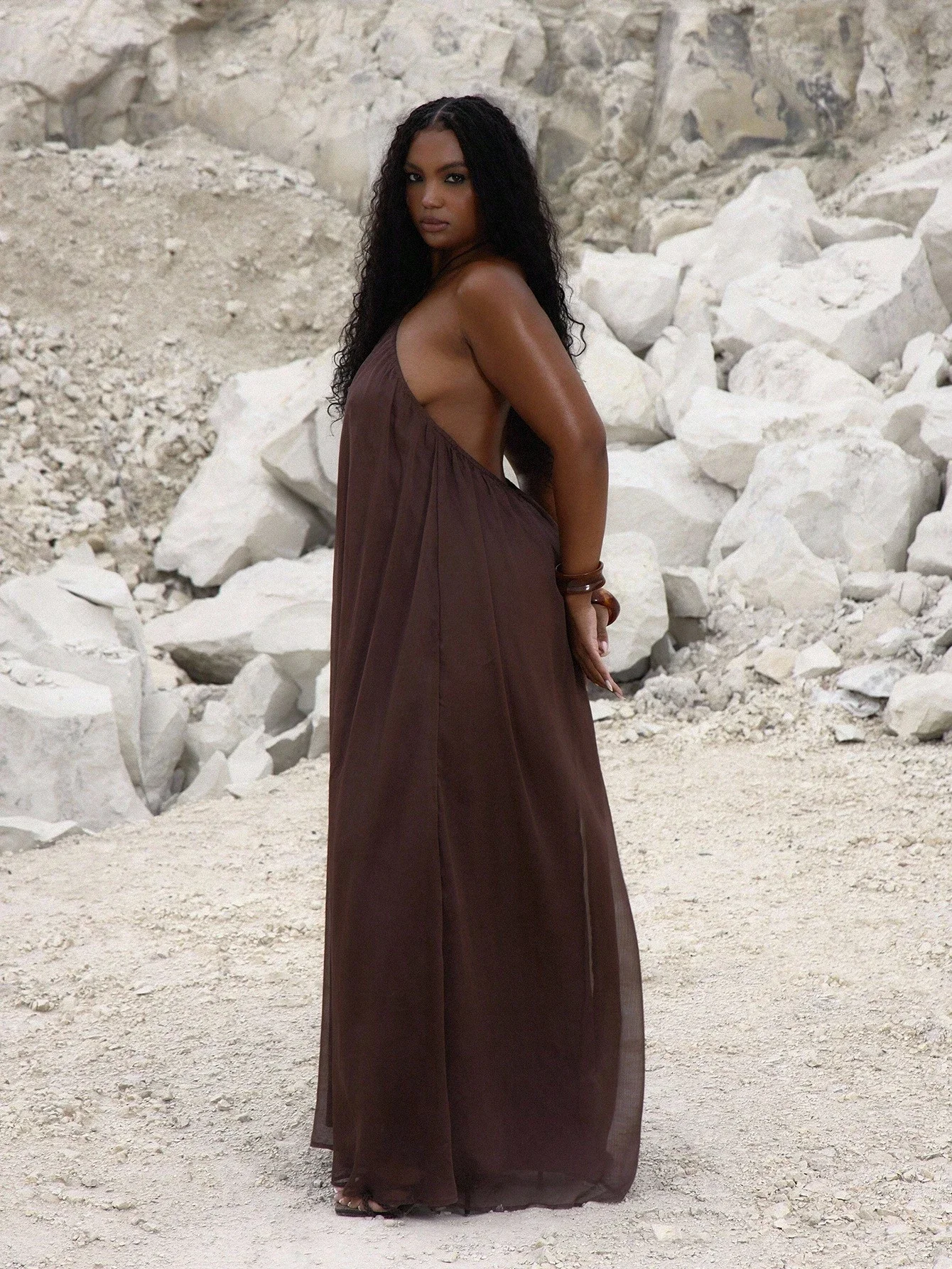 

Curvy-Friendly Halter Maxi Dress With Flowing Silhouette For Summer Vacations And Elegant Evening Events