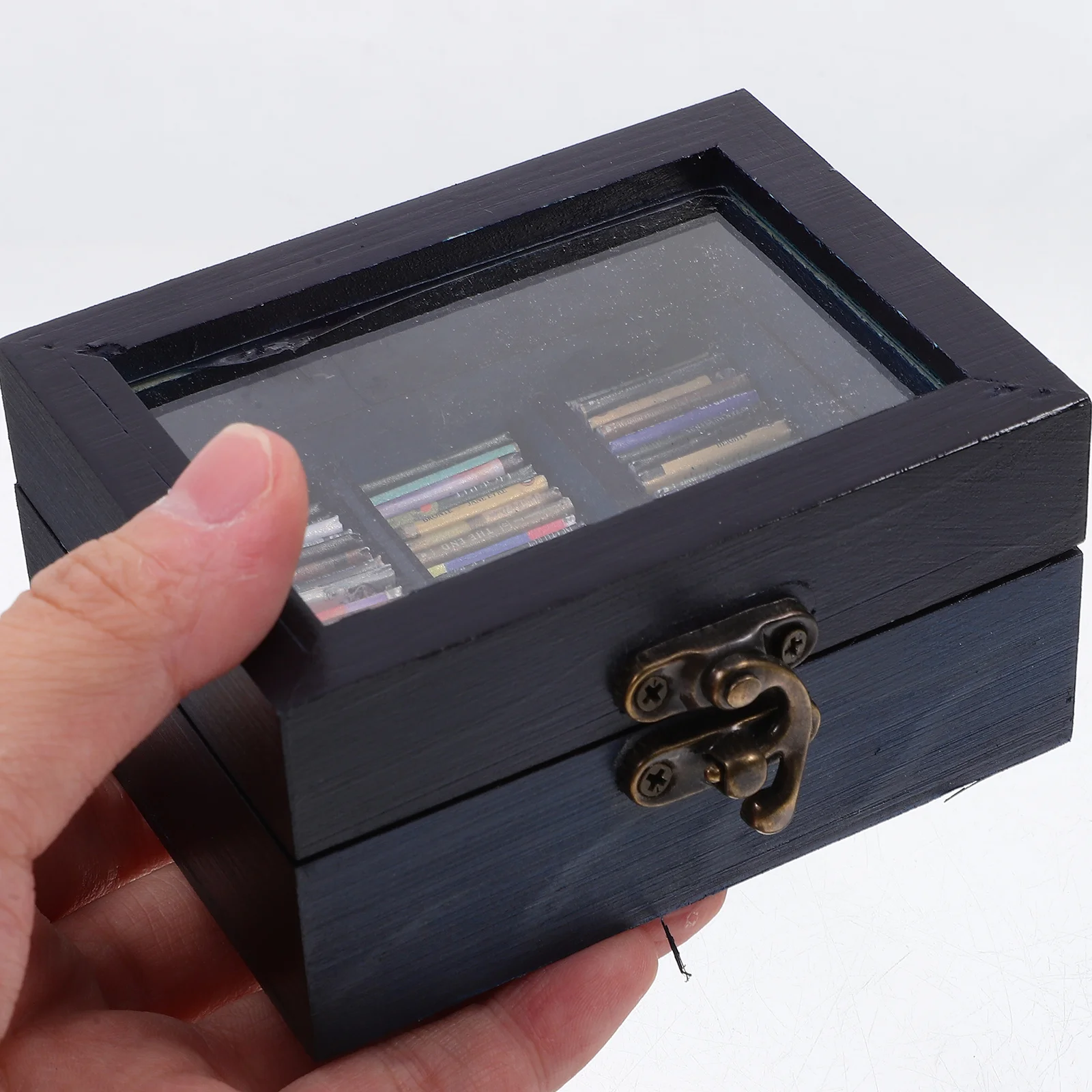 ชั้นวางหนังสือไม้ขนาดเล็ก 1 ชุด รายละเอียดสูง น้ำหนักเบา สำหรับตกแต่งบ้านตุ๊กตา รวมถึงหนังสือขนาดเล็ก