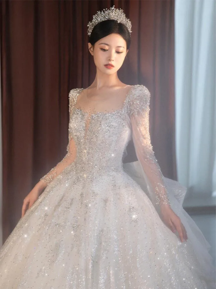 

A new heavy-duty long-sleeved retro-style main fabric dress with trailing finish