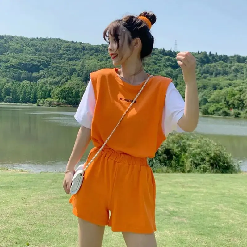 

Женский летний комплект из двух предметов 2026: топ с коротким рукавом и шорты, свободный крой, повседневный спортивный уличный стиль, модный образ