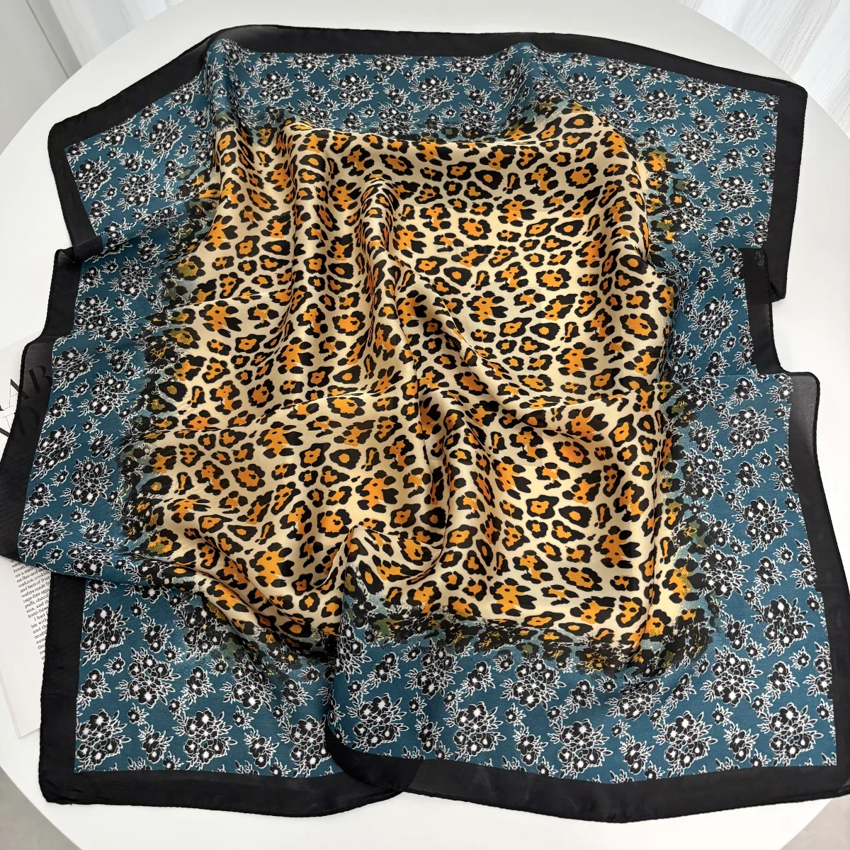 高級 2025 サテンプリントヘアスカーフ女性ハンカチネクタイハンドリストスカーフショールラップヘッドヒジャーブバンダナエシャルプ