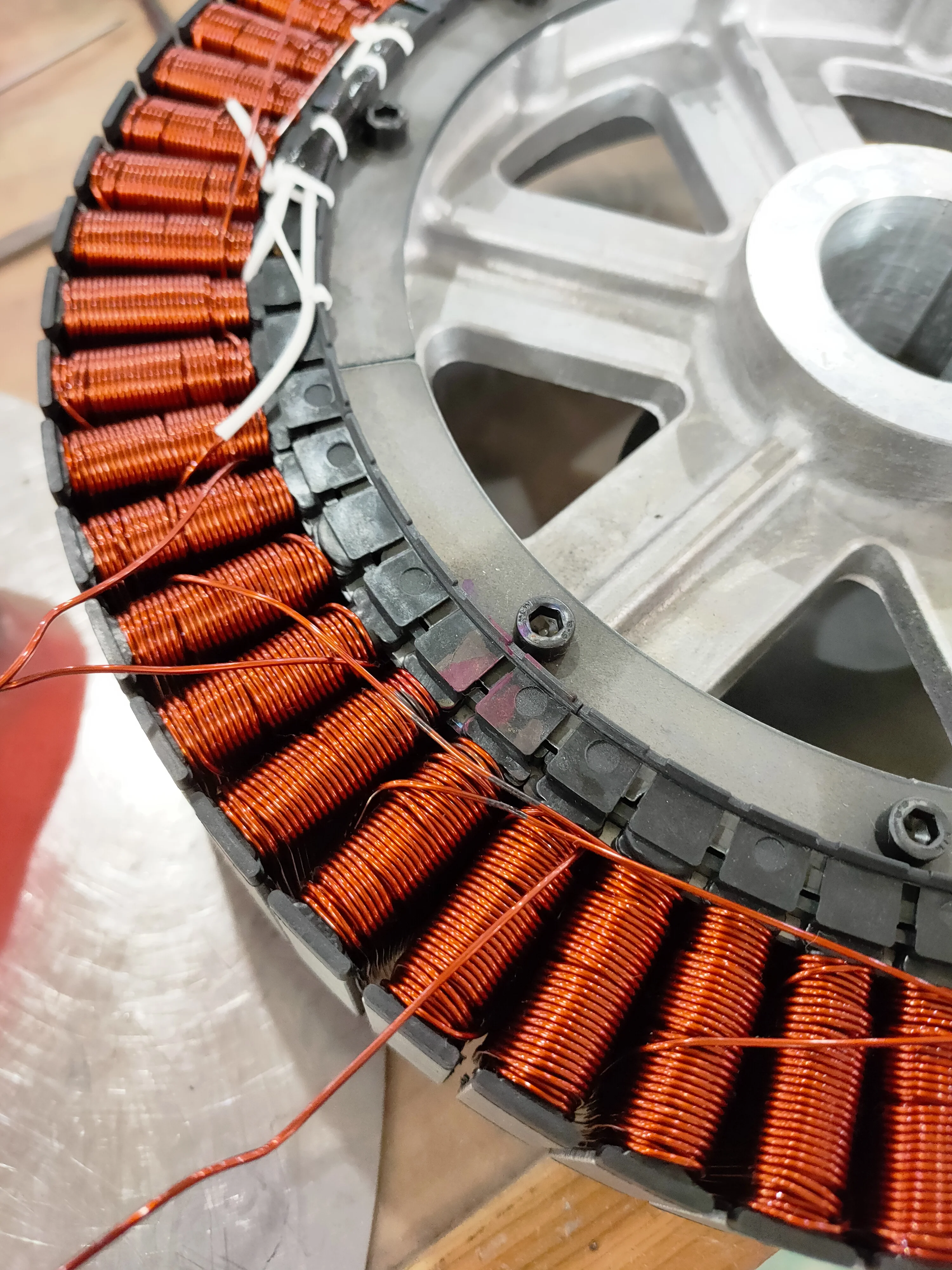 พัดลมระบายอากาศเพดานสำหรับโบสถ์ ขนาดใหญ่ เสียงเบา กำลังไฟต่ำ 0.75 กิโลวัตต์ ความสูง 5 เมตร (16 ฟุต) ประหยัดพลังงาน