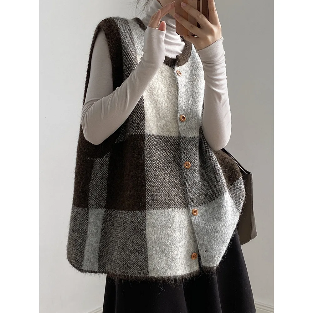 Women's retro contrasting plaid knitted vest, women's autumn loose round neck sweater