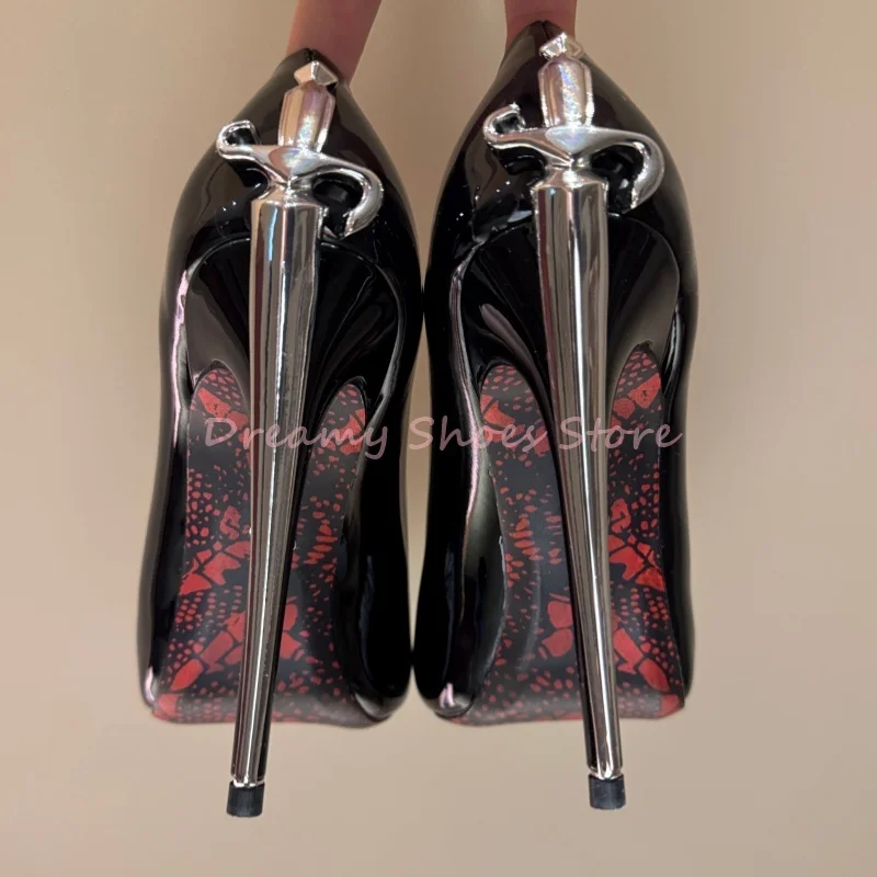 黒剣型レザースティレットパンプス女性スエードメタル装飾ポイントハイヒール高級ファッションパーティー宴会レディースシューズ新