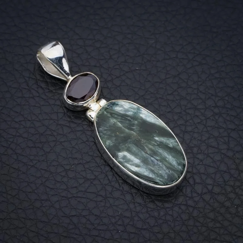 

Серебряная подвеска ручной работы с гранатом StarGems Seraphinite 1,75 "F4672
