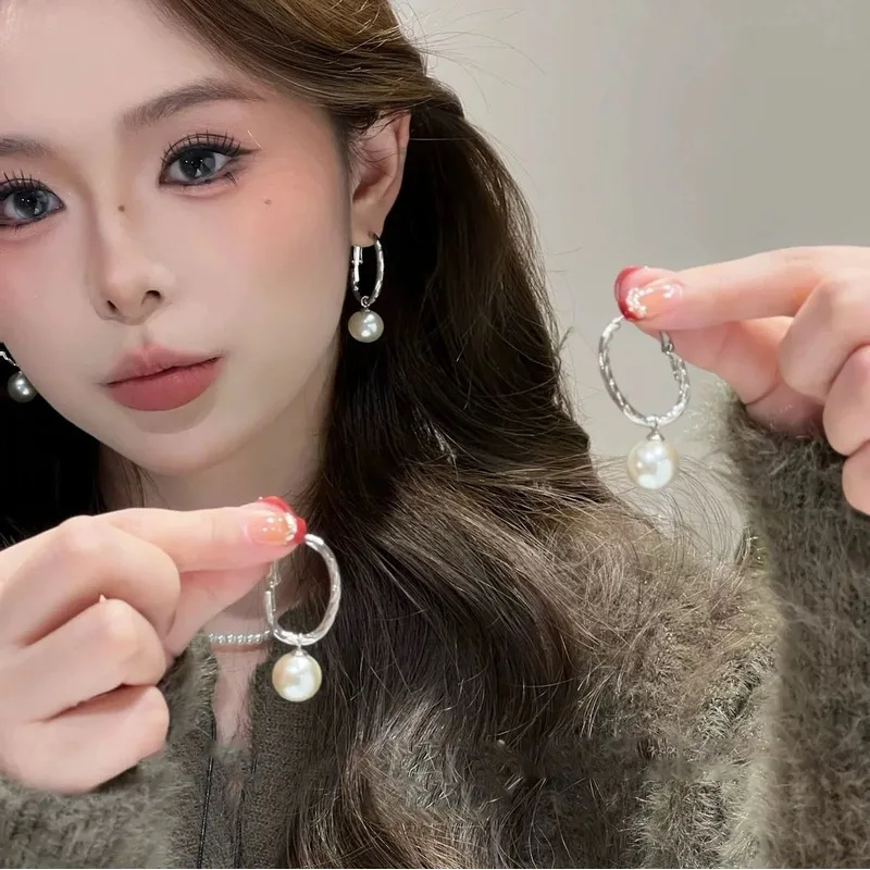 Unique design minimalist pearl pendant earrings for women, light luxury and elegant, versatile and face-slimming trendy earrings