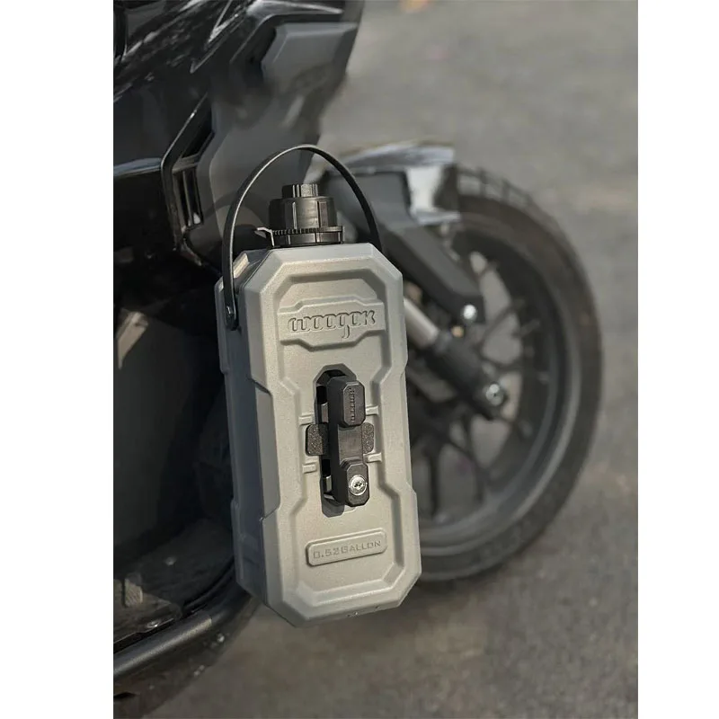 2026 Neuer 2L dicker Motorrad-Kraftstoffkanister, antistatischer Benzintank, Notfall-Reservetank mit Montagesatz – Detail 1