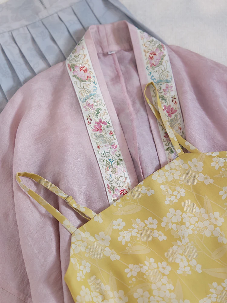 

Комплект Autumn Wood Hanfu: топ с принтом и золотой нитью, плиссированная юбка для женщин