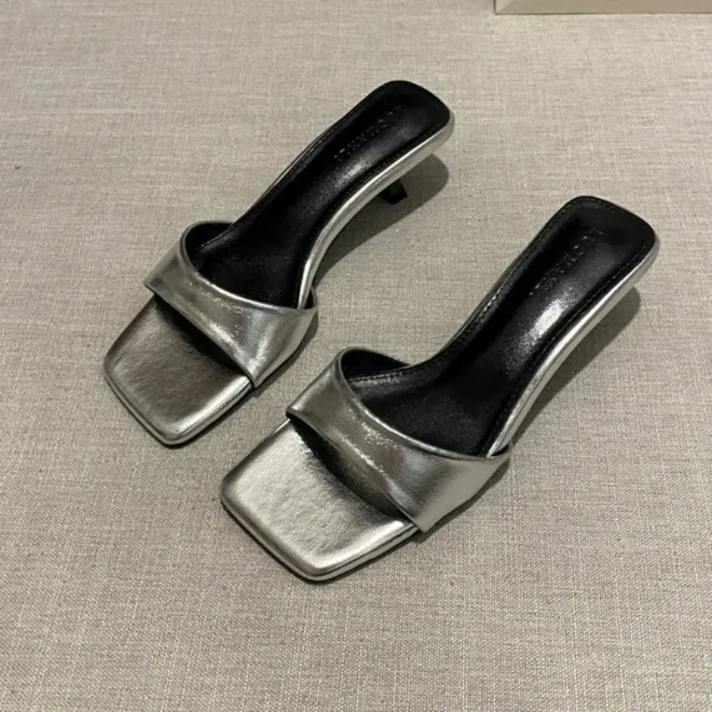 Sandali firmati con testa quadrata di moda nuovo stile estivo da donna 2025 Pantofole casual comode con punta aperta e bocca superficiale Taglia 35-40
