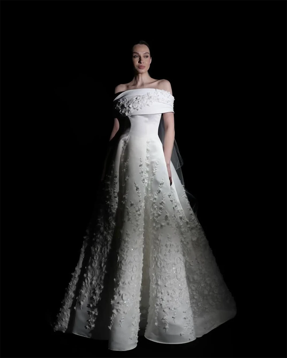 ชุดแต่งงานสไตล์โบฮีเมียนสีขาวแบบเรียบง่าย คอเรือ เปิดไหล่ ทรงเอไลน์ พร้อมชายกระโปรงยาว