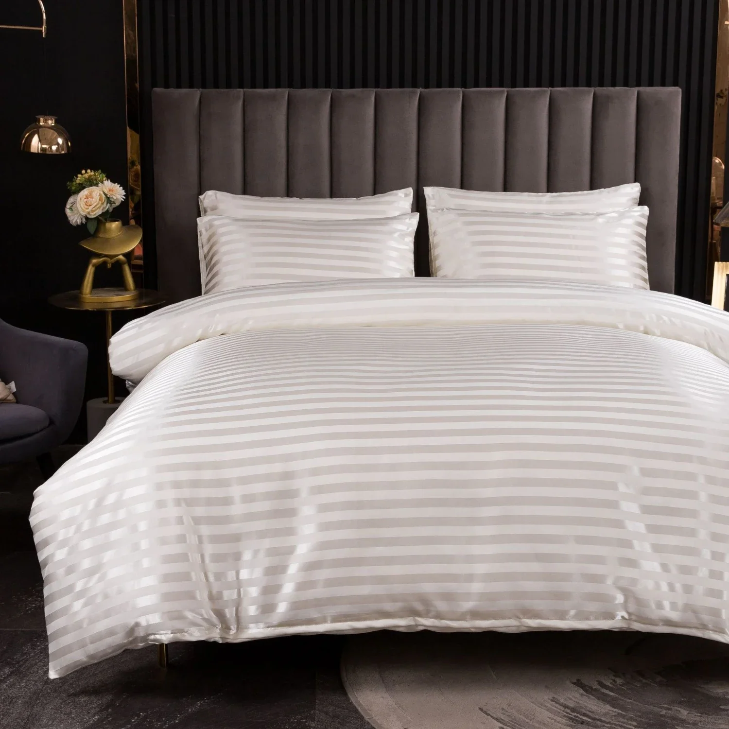 

Experience ultimate comfort and style every night with this lavish and refined bedding set, perfect for creating a cozy sanctuar