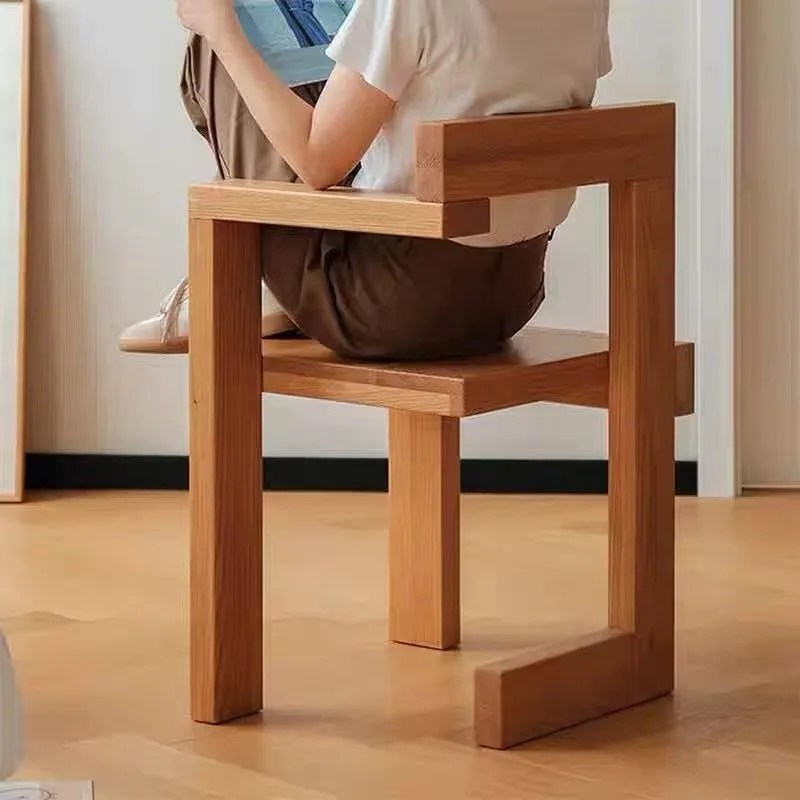 Massivholz-Esszimmerstuhl im nordischen minimalistischen Design, Retro-Kreativ-Armlehnstuhl, Einzelhocker für das Zuhause.