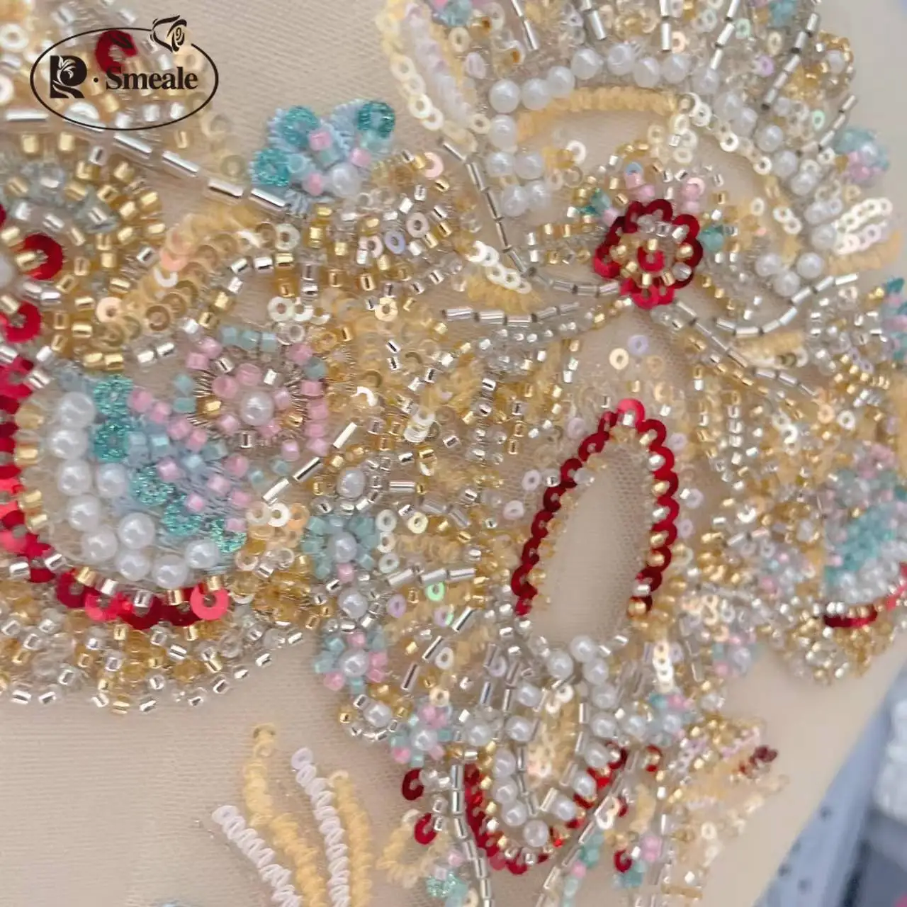 42*32cm. Mehrfarbige, perlenbestickte Spitzenblume. Glänzende Tanzkostüme und Kopfbedeckungen. Applikation für Kinderkleidung. RS24638 – Detail 5