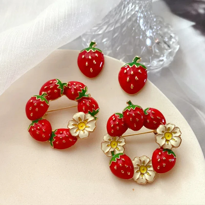 

Vintage French Refreshing Style Strawberry Drop Enamel Anti-slip Brooch Stud Earrings Luxury Designer Clothing Women Enamel Pin