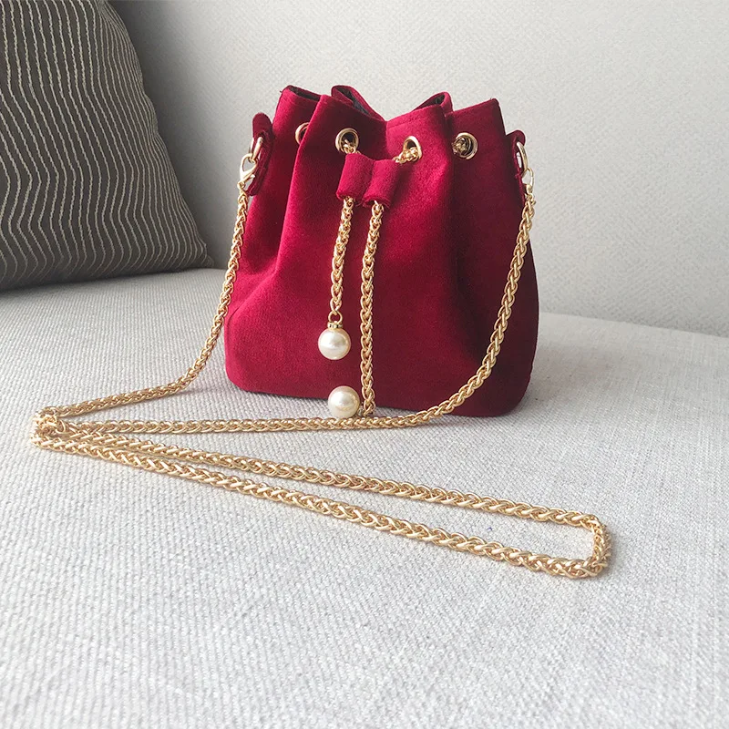 

2025 Vintage Sweet Wine Red Velvet Womens Crossbody Gold Metal Chain Drawstring Bucket Bag Banquet Party Small Clutches Handbags