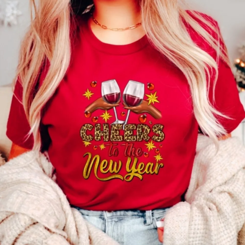 

Футболка Cheers To The New Year Рубашка Happy New Year 2026 Женская рубашка с коротким рукавом Высококачественные хлопковые топы Уличная одежда