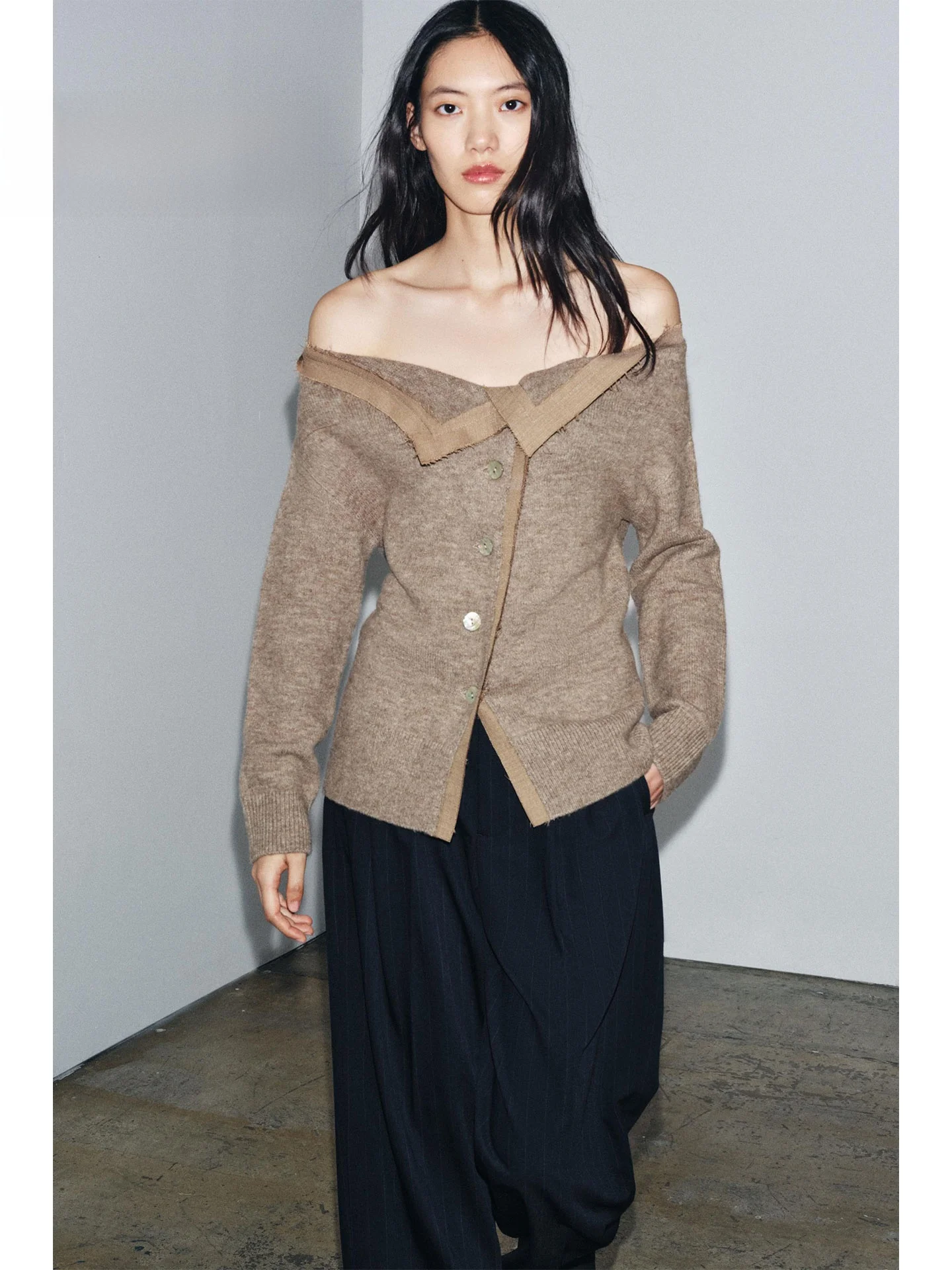 

ZAPRHA Sli вязаная верхняя одежда на одно плечо для женщин, модная утягивающая осень 2023, повседневная одежда для поездок на работу, длинный све, чистый цвет