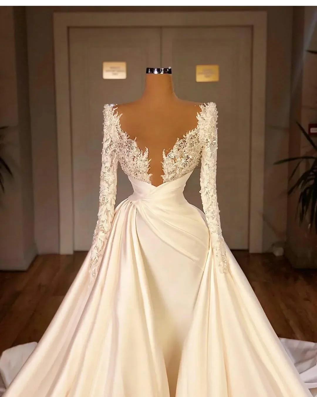 Robe de Mariée Sirène en Satin à Manches sulf, Col Rond, Perles Appliquées, Balayage Traîne, pour Patients