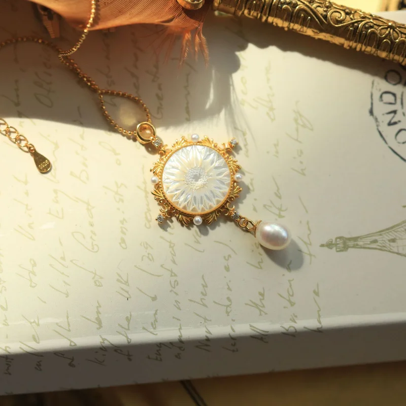

s925Silver Body Silver Inlaid Shell Cameo Daisy White Shell Pendant with Pure Silver Chain Gift Box for Girlfriend