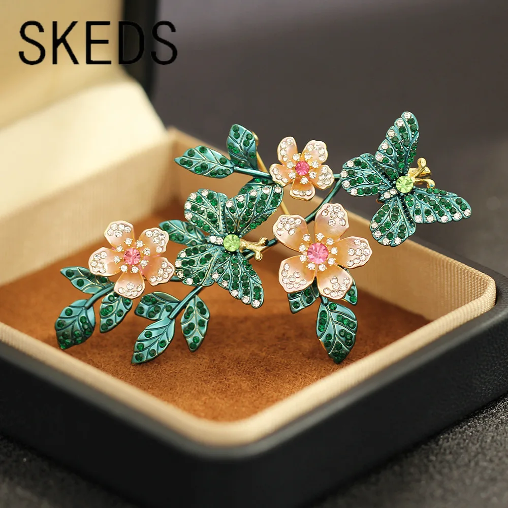SKEDS Rosa Blume und grüner Schmetterling Nische Öltropfen Fantasy Brosche Kristall Design Luxus Pin Elegante Damen Brosche