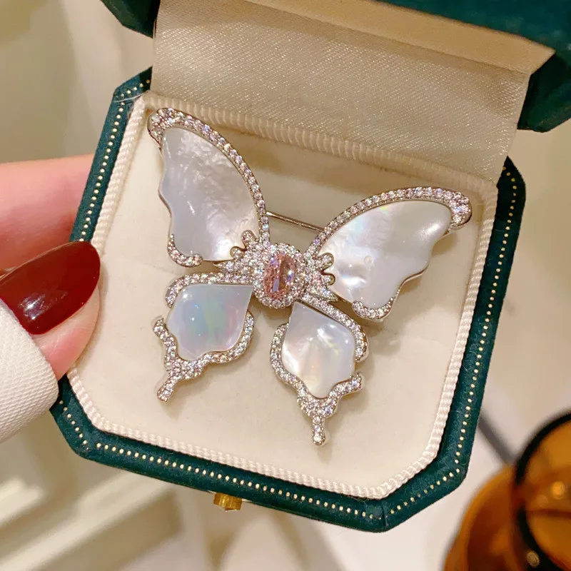 CC Elegant Brooches Natural Shell Butterfly Shape Sweater Pins Imitation Gemstone Scarf Clasp French Style Corsage Gifts B397