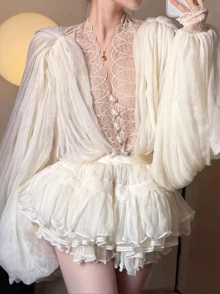 

Элегантный комплект: кружевной топ Pure Desire и белая пышная юбка с высокой талией для отпуска. Модный женский наряд для весны и лета.