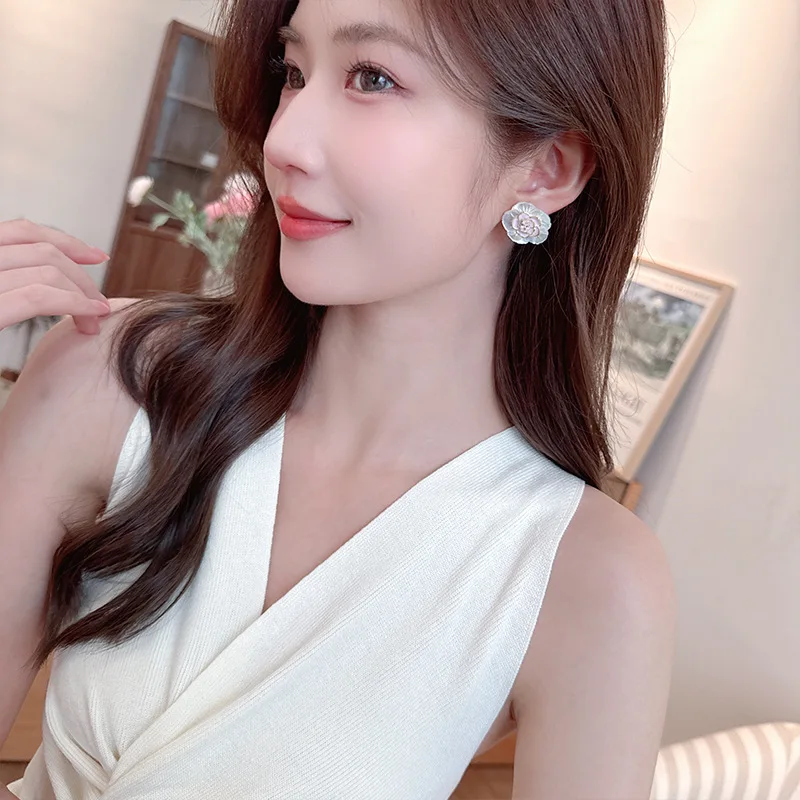 جديد المتخصصة المينا كاميليا الأقراط S925 الفضة إبرة المتخصصة تصميم الأقراط الطبيعية أم اللؤلؤ قرط صغير زهري