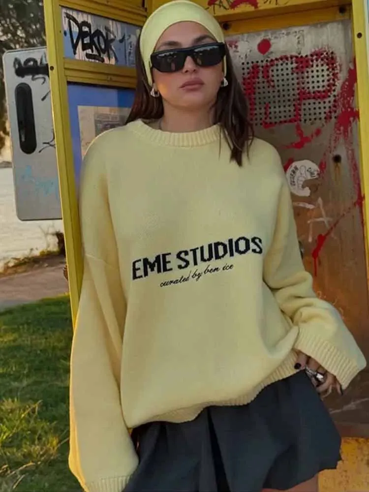 Sweter damski MCDV z okrągłym dekoltem i nadrukiem żółtych liter, luźny sweter typu pulower z długim rękawem, dzianinowy top, jesień 2025, codzienne swetry uliczne