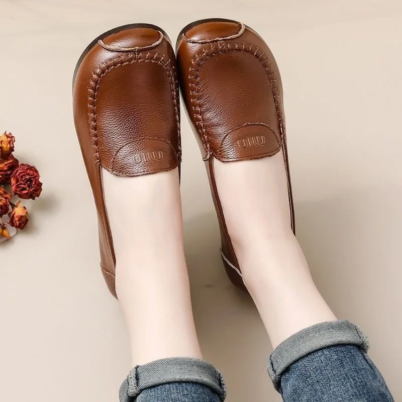

2025 Hot Selling Mom Shoes with Soft Sole for Autumn Comfort Soft Cow Tendon Sole Flat Bottom Versatile Middle-aged Single Shoes